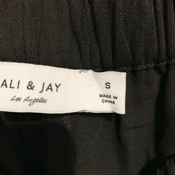 Ali & Jay Off The Shoulder Dress - Picture 5 of 7